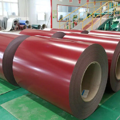 les bobines Q235, 1500mm Ppgi en acier galvanisées plongées chaudes de 0.7mm ont enduit la bobine d'une première couche de peinture en acier